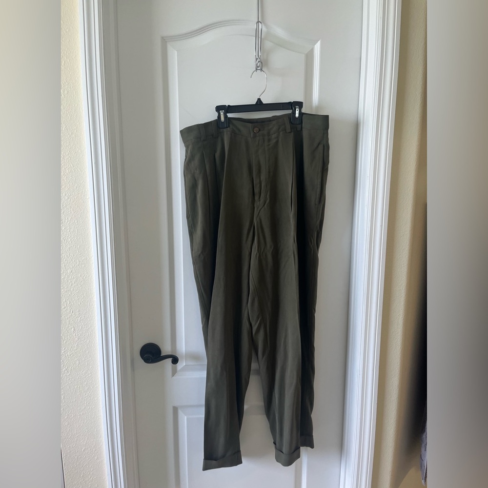 Tommy Bahama Men’s 100% Silk Olive Green Cuffed Pleated Chinos Size 36